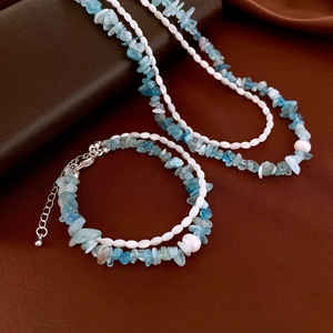 Detail von Süßwasserperlen und blauem Edelstein Schmuckset mit Halskette und Armband