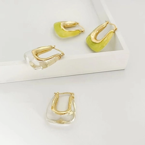 Orecchini moderni a forma di U in resina colorata con chiusura dorata in verde
