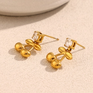 Détail des boucles d'oreilles cerises plaquées or 18 carats avec zircons clairs