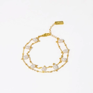 Double-layer gold chain bracelet featuring elegant natural pearls and a square charm