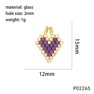 Gros plan d'une perle en forme de cœur en verre violet et doré avec dimensions