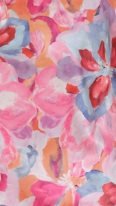 Gros plan détaillé du tissu à imprimé floral vibrant avec texture aquarelle et couleurs
