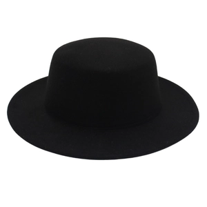 Détail d'un chapeau de paille de type canotier en feutre noir avec bord large et calotte plate