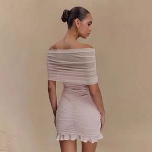 Robe chic rose pâle à épaules dénudées avec tulle transparent et ourlet volanté