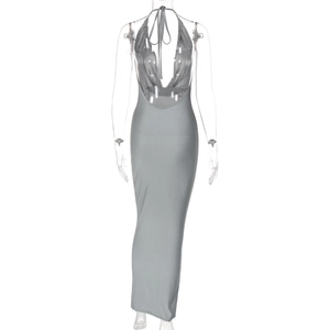 Détail de robe grise dos nu avec licou montrant les liens au cou et la coupe ajustée