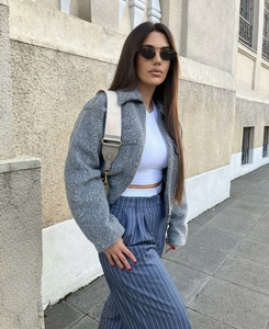 Détail de la veste en laine grise avec fermeture éclair et texture de tissu élégante