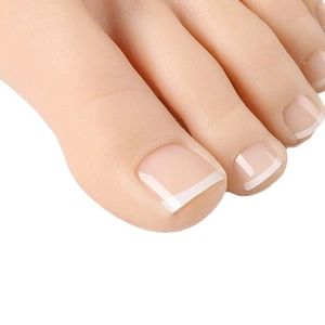 Faux ongles d'orteils French manucure blanc classique avec base rose naturelle
