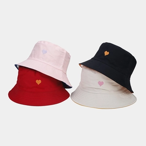 Bob réversible en coton avec broderie cœur en rouge, noir, rose et beige clair