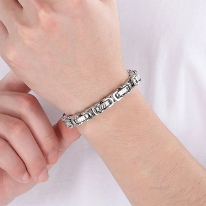 Pulsera vintage bizantina de acero de titanio para hombres con acabado plateado