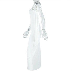 Vue latérale d'une robe longue blanche à épaules dénudées avec un grand nœud décoratif