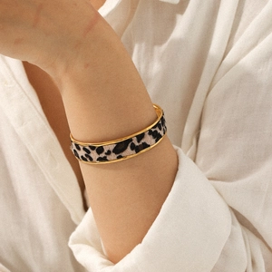 Bracelet jonc en acier inoxydable plaqué or 18k avec imprimé léopard sur le poignet