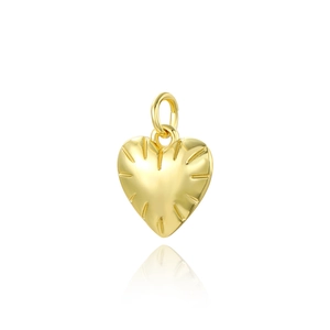 Dettaglio del ciondolo a cuore dorato con trama radiale e anello di collegamento