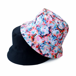 Detail eines einfarbig schwarzen und bunt bedruckten Anglerhuts mit Paisley-Muster für Damen