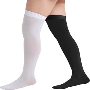 Détail de chaussettes hautes blanches et noires avec revers antidérapants et extensibles