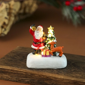 Détails d'une scène de Noël lumineuse avec Père Noël, renne et sapin à LED sur bois