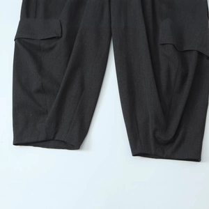 Pantaloni cargo neri antracite classici con tasche a patta funzionali e tessuto a trama