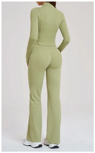 Vista posteriore di un set yoga verde salvia con pantaloni a zampa e tasche laterali