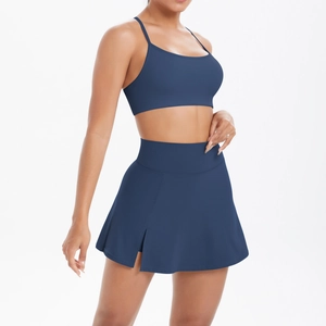 Détail d'un ensemble brassière de sport et jupe de yoga bleu marine avec fente latérale