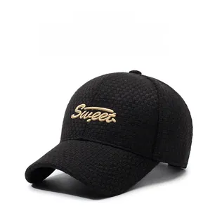 Détail de la broderie dorée Sweet et texture tissée sur cette casquette de baseball