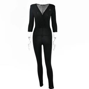 Détail d'une combinaison noire à col en V profond avec tissu scintillant sur un mannequin
