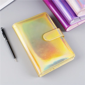 Detalle de carpeta de cuero PU holográfico dorado con bolígrafo de escritura