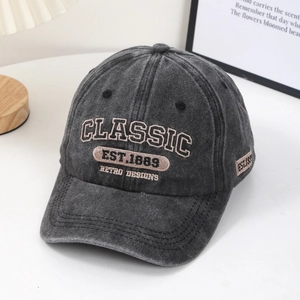 Détail macro d'une casquette en coton gris foncé avec broderie vintage Classic 1889