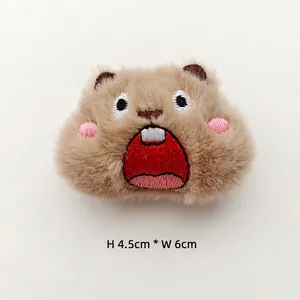 Dettaglio della spilla in peluche Loopy con guance rosa e ricami, misura 4,5cm x 6cm