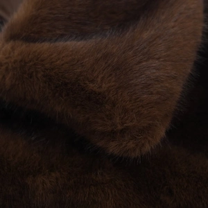 Close-up van donkerbruin imitatiebont met zachte pluche en luxe vezelstructuur