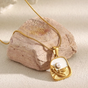 Retro 18K gold-plated stainless steel flower pendant necklace with faux pearl detail