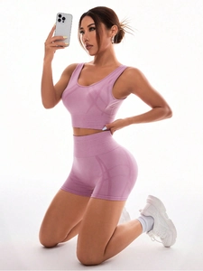 Nahtloses Yoga-Set in Mauve mit High-Waist-Shorts und Sport-BH mit Jacquard-Muster