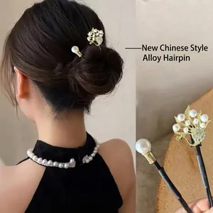 Détail de l'épingle à cheveux de luxe avec zircons et fleur de perles sur le mannequin