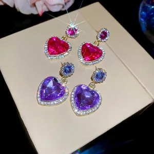 Élégantes boucles d'oreilles cœur avec pierres rouge rose et violettes sur argent