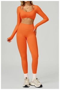 Détail d'un ensemble de yoga sans couture à taille haute avec dos ouvert en tissu orange
