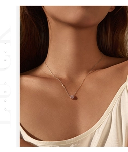 Nahaufnahme der S925 Sterlingsilber Kette mit funkelndem Anhänger im Rose-Cut für Damen