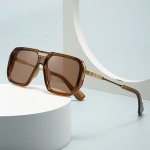 Retro-Pilotenbrille mit goldenem Rahmen, braunen Gläsern und Akzenten in Schildpatt-Optik