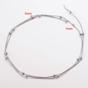 Detail einer 1mm Edelstahl-Schlangenkette mit 3mm Perlen für Damen und Herren silber