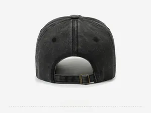 Vue détaillée de l'arrière d'une casquette en coton délavé avec boucle en métal réglable
