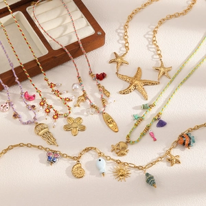 Colliers et bracelets thème océan avec pendentifs étoile de mer et coquillages dorés