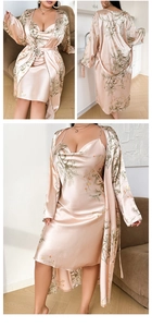 Détails de l'ensemble de pyjama en satin rose avec robe à bretelles et peignoir