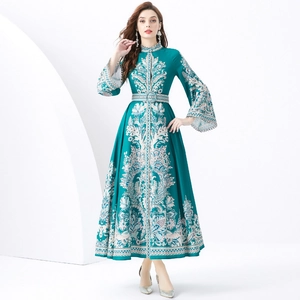 Robe longue à imprimé paisley avec col montant et manches évasées pour look de vacances