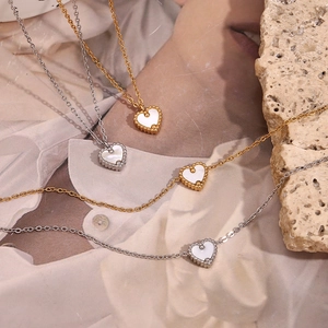Collier élégant en acier inoxydable plaqué or 18K avec pendentif cœur en nacre et perles