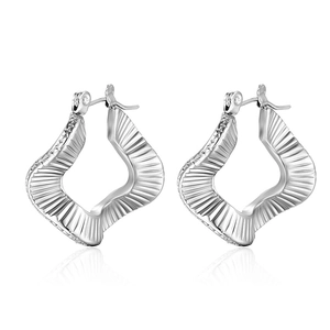 Boucles d'oreilles créoles modernes en forme d'éventail avec finition argentée ondulée