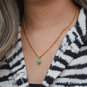 Collier chaîne dorée avec pendentif ovale en amazonite vert menthe porté par mannequin