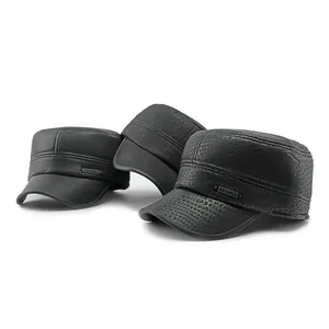 Nahaufnahme der schwarzen Leder-Flatcaps mit Litschi-Struktur und Metallschnallendekoration