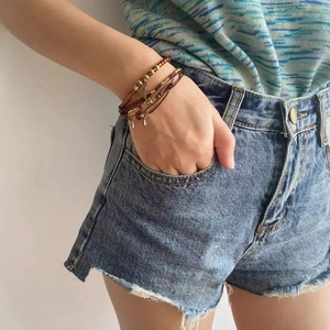 Bracelet bohème multicouche avec perles marron, étoiles et cordon tressé en cuir