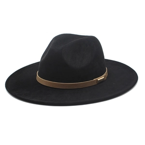 Chapeau de cowboy classique en daim noir avec ceinture décorative marron et boucle