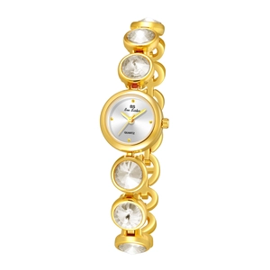Détail d'une montre de luxe couleur or avec de grands cristaux sur le bracelet