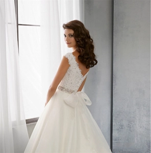 Détails du dos d'une robe de mariée en dentelle avec col en V profond et grand nœud élégant