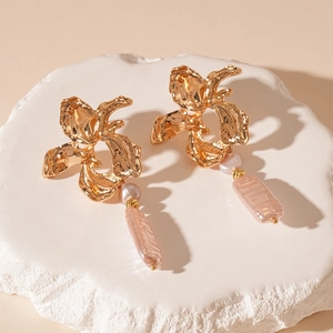 Details von Vintage-Iris-Ohrringen in Gold mit langen lavendelfarbenen strukturierten Perlen