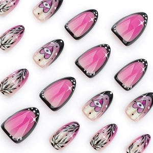 Faux ongles amande dégradé rose avec motifs étoiles, cœurs et design artistique punk